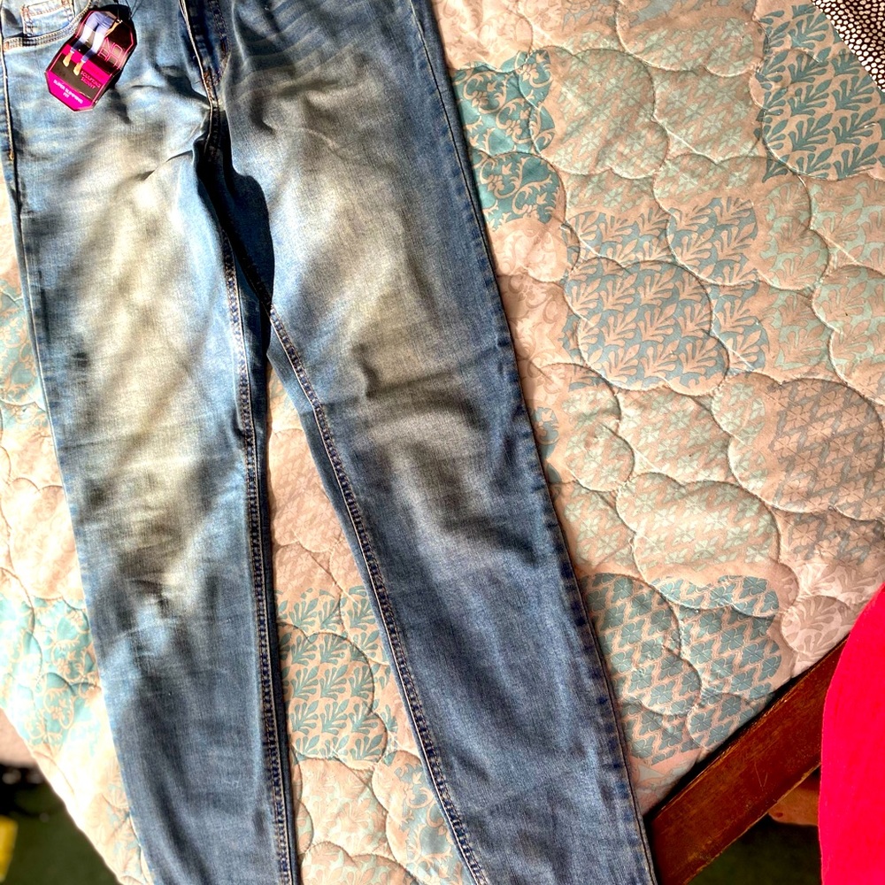 No Boundaries Women's Skinny Jeans NWT- Faded Blue